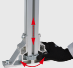 アジャスタを回して支柱の高さを調整します。ボルトを締め、柱ユニットとアンカーブラケットを固定します。